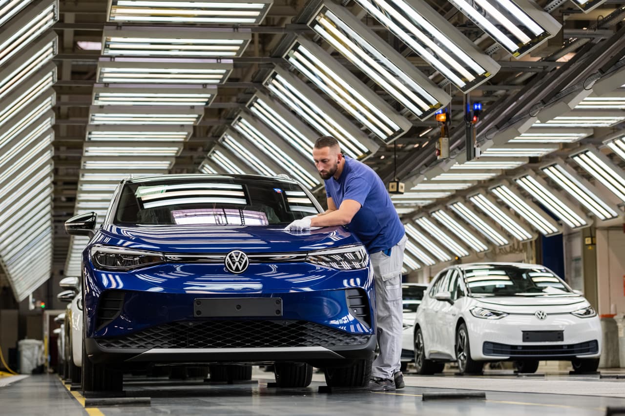 Volkswagen, por ejemplo, planea fabricar 1.5 millones de vehículos eléctricos para 2025. De hecho, en el mes de septiembre pasado, el fabricante alemán reveló los detalles de la ID.4 2021, su primera SUV eléctrica que no solo será comercializada en Estados Unidos, sino que también pretende producir localmente en su planta de ensamblaje ubicada en Chattanooga, Tennessee. Este modelo llegará a los 50 estados del país a través de sus más de 600 concesionarios autorizados con una etiqueta inicial de 39,995 dólares antes de créditos federales.
<br>
<br>
<b>Relacionado:</b> 
<a href="https://www.univision.com/carros/volkswagen-id-4-la-suv-electrica-que-la-firma-planea-fabricar-y-vender-en-eeuu-fotos"><u>Volkswagen ID.4: la SUV eléctrica que la firma planea fabricar y vender en EEUU</u></a>