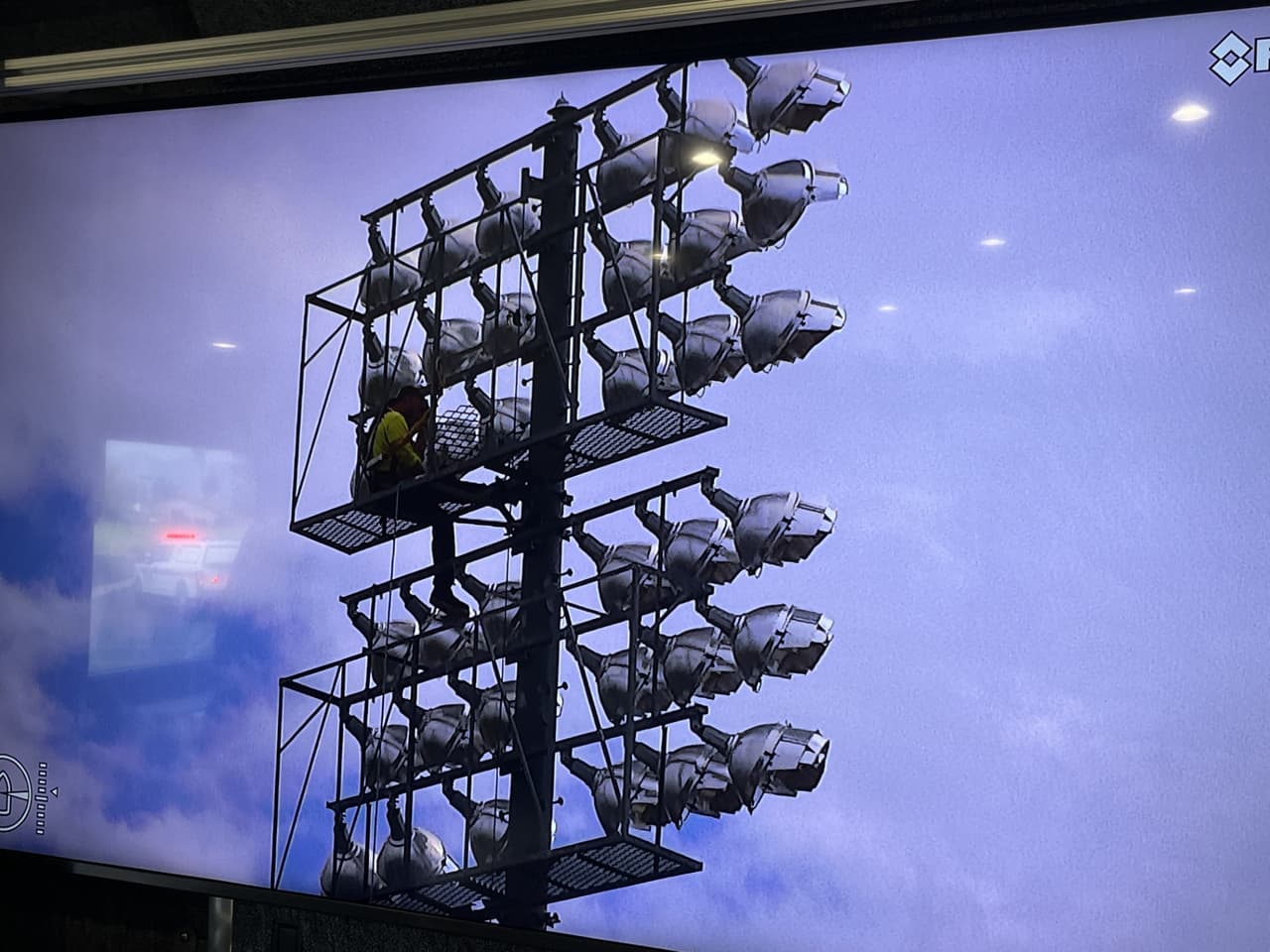 Rescatan a un trabajador de lo alto de un poste de luz en el Hohokam Stadium