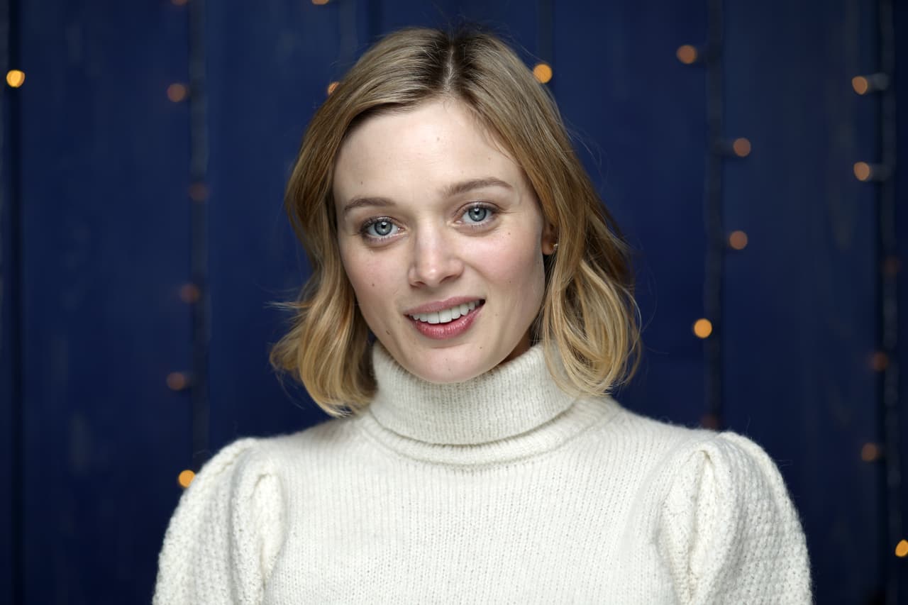 <b>Bella Heathcote </b>
<br>La seria y misteriosa Victoria Winters estuvo en las manos de Bella, quien enamoró al público con su talento y belleza. Posterior a su recordado personaje, la también modelo ha participado en filmaciones como ‘Fifty Shades Darker’, ‘The Neon Demon’, ‘Relic’ y ‘Pieces of Her’.