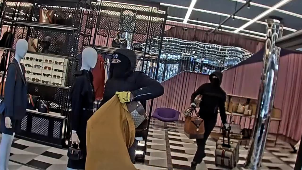 Ladrones armados roban miles de dólares en mercancía de tienda de lujo en Manhattan
