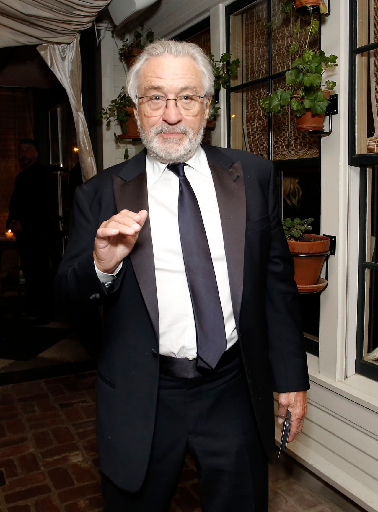 En 2016 el festival de cine de Tribeca estuvo a punto de proyectar el documental '
<a href="https://www.imdb.com/title/tt5562652/?ref_=nv_sr_srsg_0" target="_blank">Vaxxed: del encubrimiento a la catástrofe</a>' . Este trabajo, dirigido por Andrew Wakefield, asociaba la vacuna triple vírica (sarampión, rubéola, paperas) con el autismo y acusaba al Centro para el control y la prevención de enfermedades de Estados Unidos (CDC) de conocer y esconder deliberadamente los supuestos riesgos, según publicó la 
<a href="https://www.bbc.com/mundo/noticias/2016/03/160327_salud_documental_deniro_vacunas_autismo_cine_ac" target="_blank">BBC</a>.