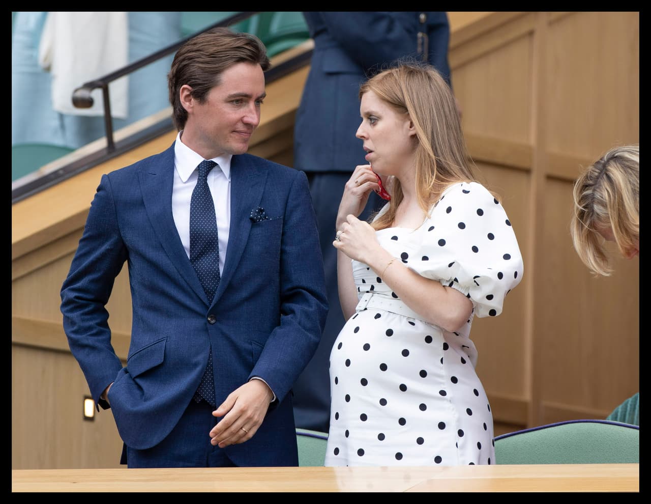 El cinturón bajo el pecho resaltó aún más su nueva figura. Una semana antes la duquesa de Cambridge, Kate Middleton, vistió un atuendo con el mismo estampado.