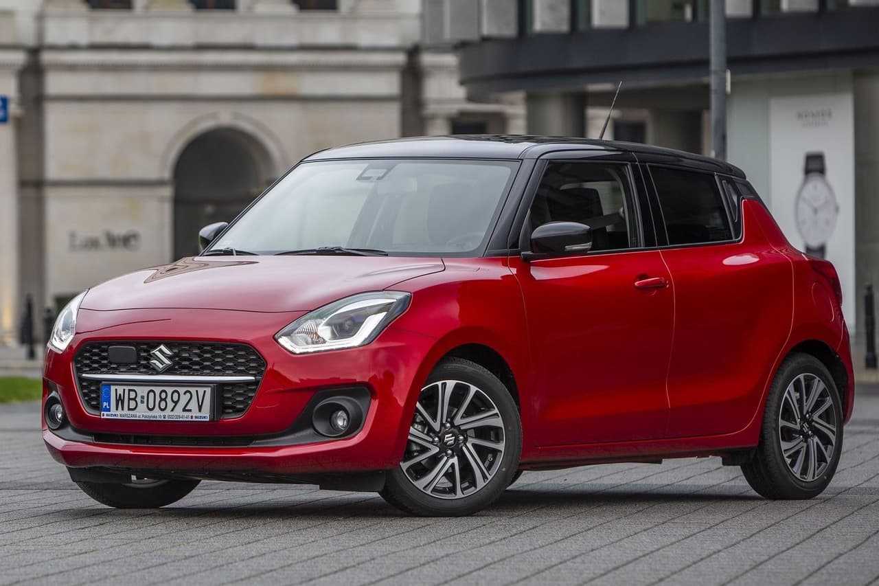 <h3 class="cms-H3-H3"><b>Suzuki Swift</b></h3>
<br>
<br>Este modelo dejó de comercializarse en Estados Unidos cuando el fabricante se retiró del mercado en 2012. Donde sí está disponible es en México y de hecho es uno de los carros compactos más atractivos de la actualidad. Su variante más potente monta un motor 3 cilindros turbo de 1.0 litros que produce 108 caballos de fuerza y 118 lb-pie de torque. Además, está disponible tanto con transmisión manual como automática. 
<br>