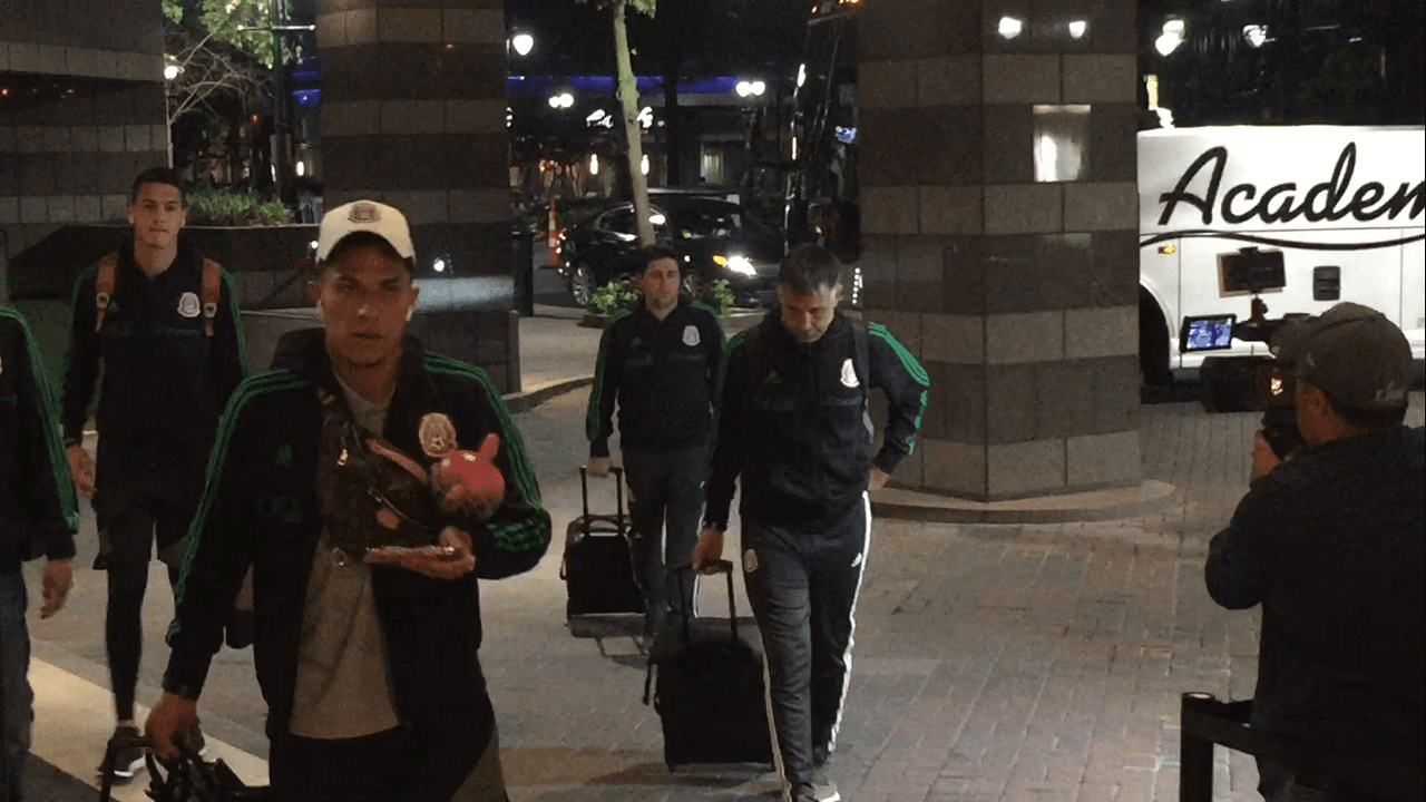 Con más de 12 horas de retraso, el Tri por fin arribó a Charlotte