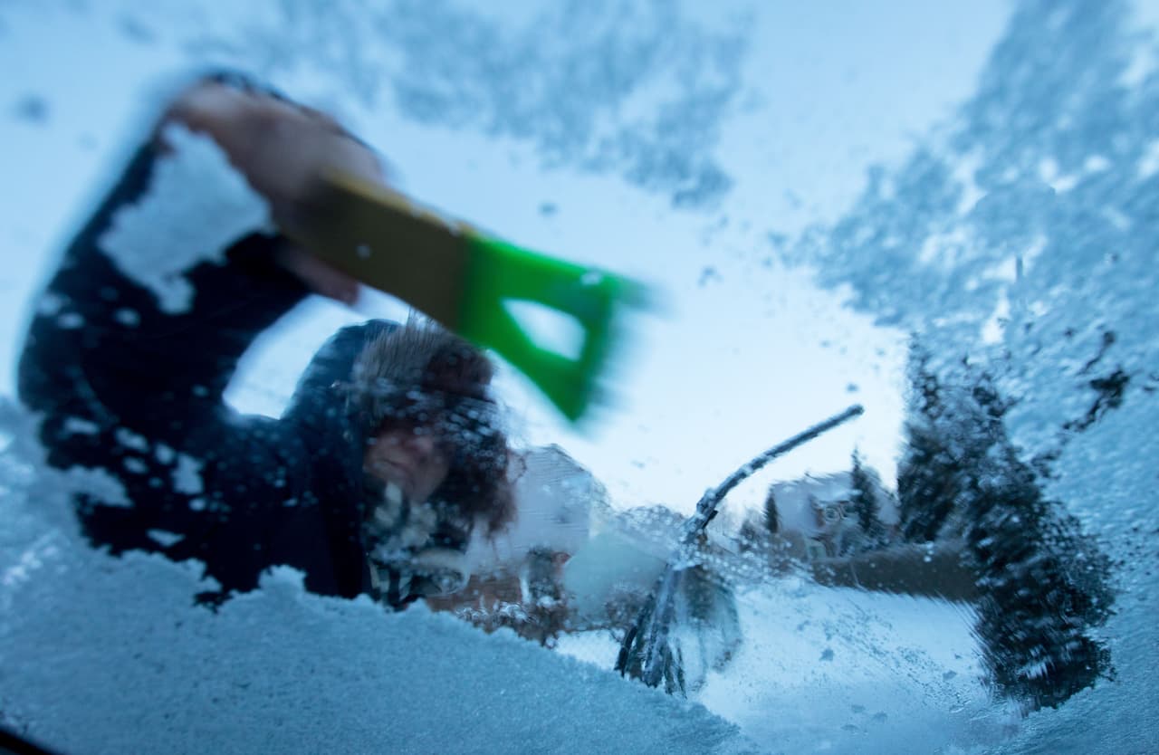 Revisa el anticongelante, la batería, las llantas, los limpiaparabrisas y las luces (delanteras y traseras) de su automóvil antes de salir.