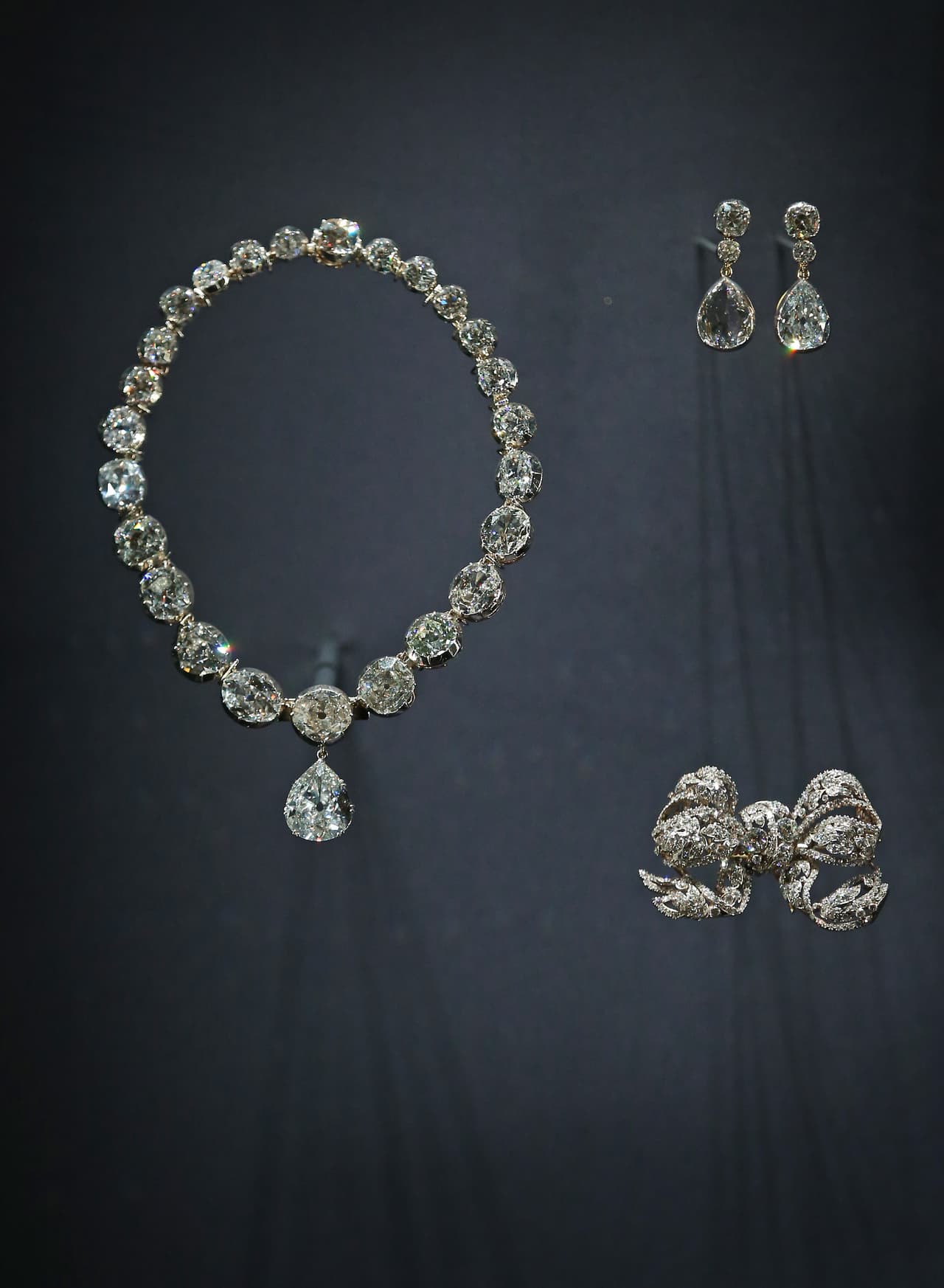 La monarca británica utilizó en 'el collar de la coronación', el cual fue hecho a encargo de la reina Victoria en 1858 y que desde entonces había sido llevado por todas y cada una de las reinas.