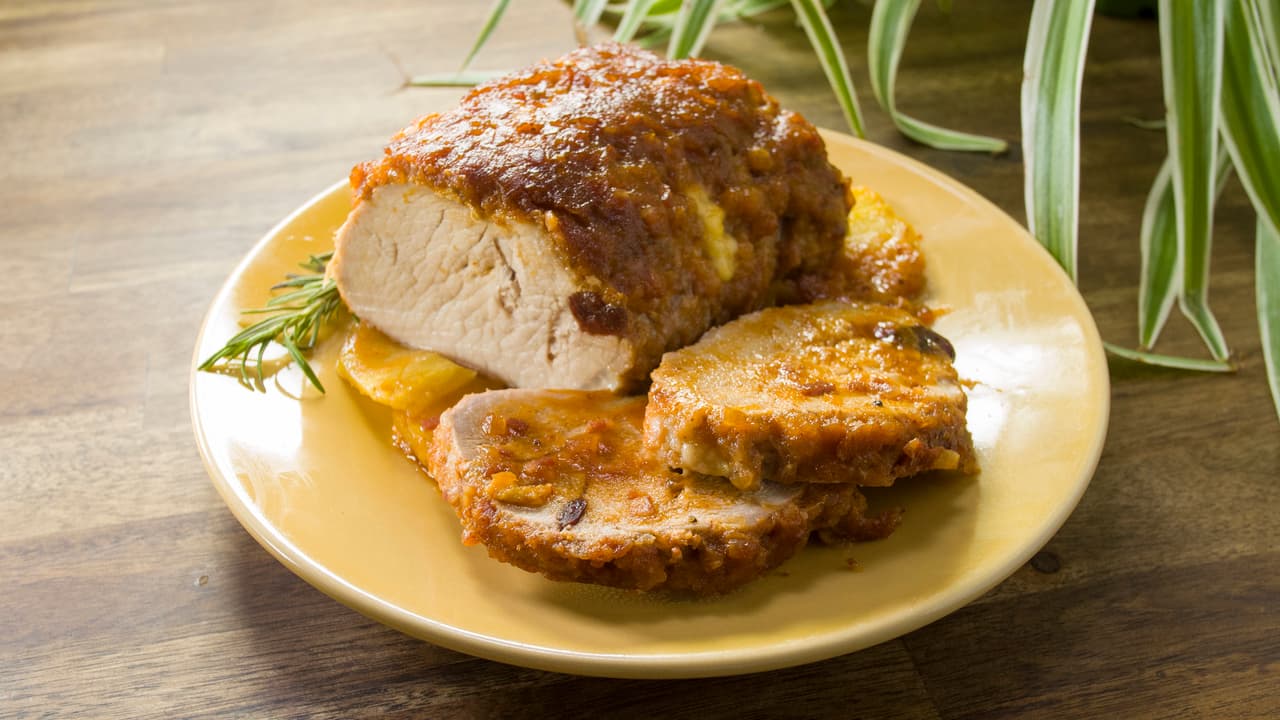 Pierna de cerdo bañada en salsa de piña y chipotle