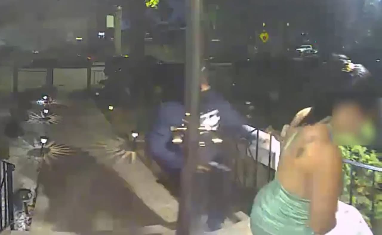 Sospechosos amagan a mujer cuando llegaba a su casa, la empujan adentro y le roban $30,000