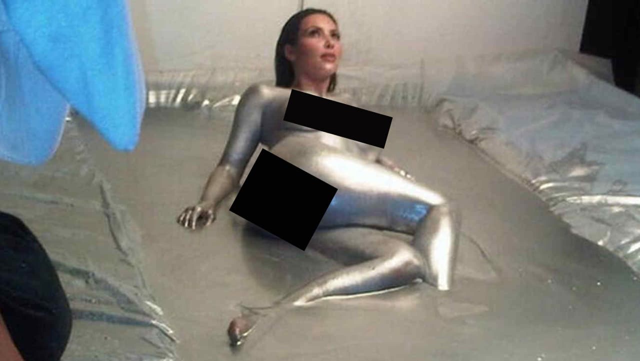 Afortunadamente, para sus seguidores, la Kardashian se recuperó y siguió posando sin ropita.