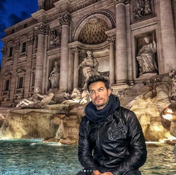 El actor compartió cada paso de su viaje con su esposa, el cual duró dos semanas y media. Aquí lo vemos en la famosa Fontana di Trevi de Roma, Italia.