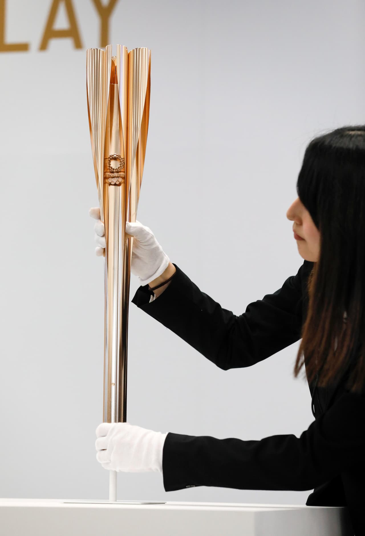 La antorcha de Tokio 2020 fue presentada en una ceremonia en Japón, un año antes de la llegada de la llama olímpica al país. Los relevos comenzaran el 26 de marzo para recorrer la nación durante 121 días hasta el 24 de julio de 2020.