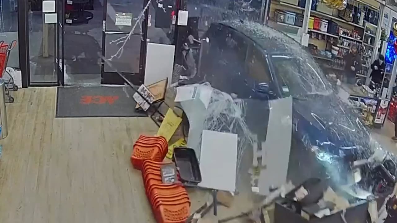 Un coche se estrella contra una ferretería: casi mata a un empleado y provoca un incendio