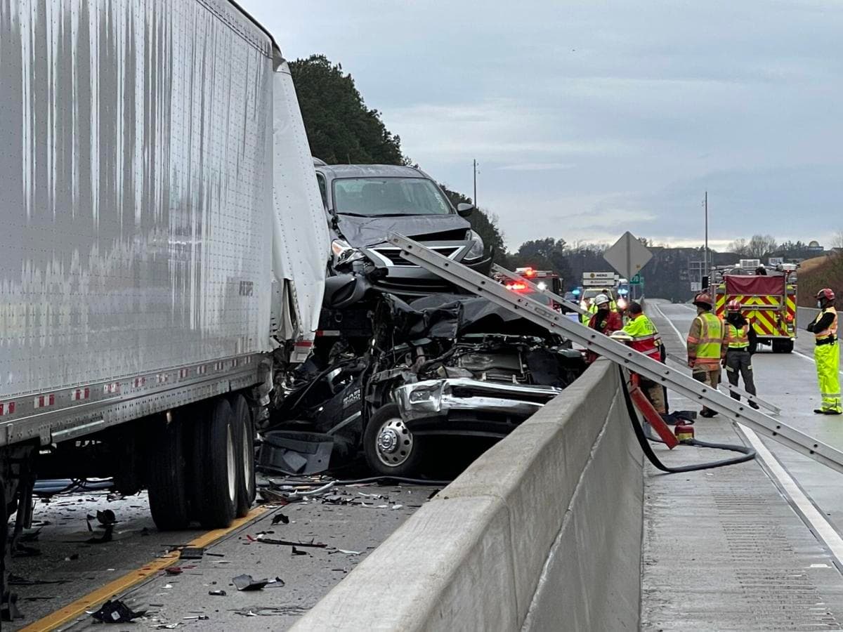 Funcionarios del cuerpo de Policía del condado de Cobb y del cuerpo de bomberos acordonaron la zona.