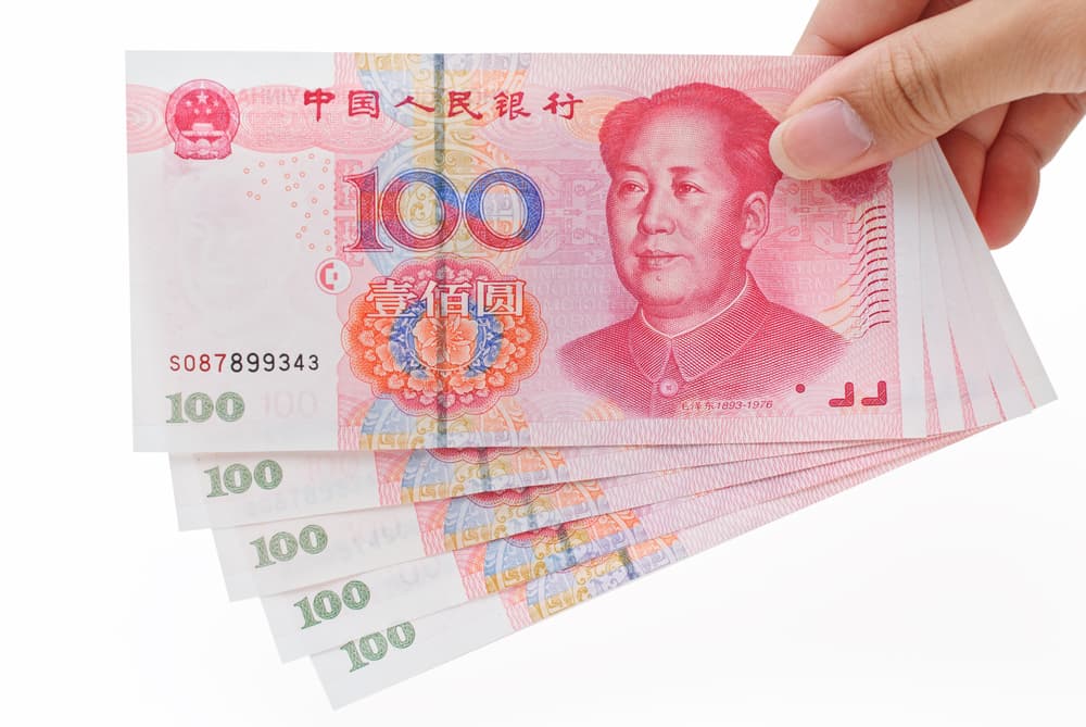 Es esencial también que días antes de que llegue el Año Nuevo, pongan en orden sus asuntos financieros. Si alguien les prestó dinero o tienen alguna deuda durante los últimos meses, es imperativo que la resuelvan o cumplan con ella, ya que es de terrible suerte iniciar el año debiendo dinero - quiere decir que no les llegará durante el nuevo.