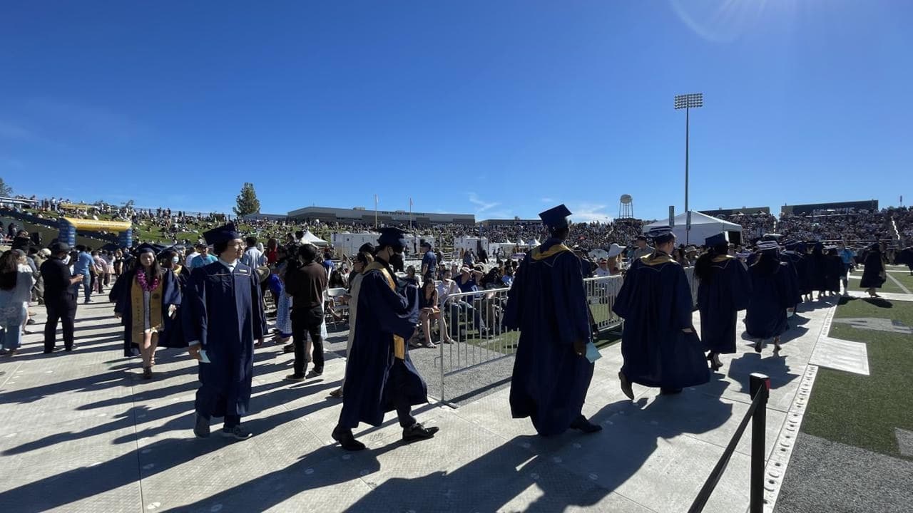 UC Davis compensará a estudiantes por fallida ceremonia de graduación