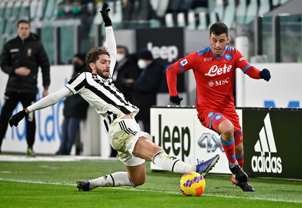 Napoli y Juventus empatan durante la Jornada 20 de la Serie A. Dries Mertens le daba la victoria a los de Spalleti a los 23' minutos, pero Federico Chiesa emparejó el encuentro al minuto 54'. El mexicano Hirving Lozano se perdió el encuentro tras dar positivo a COVID-19.