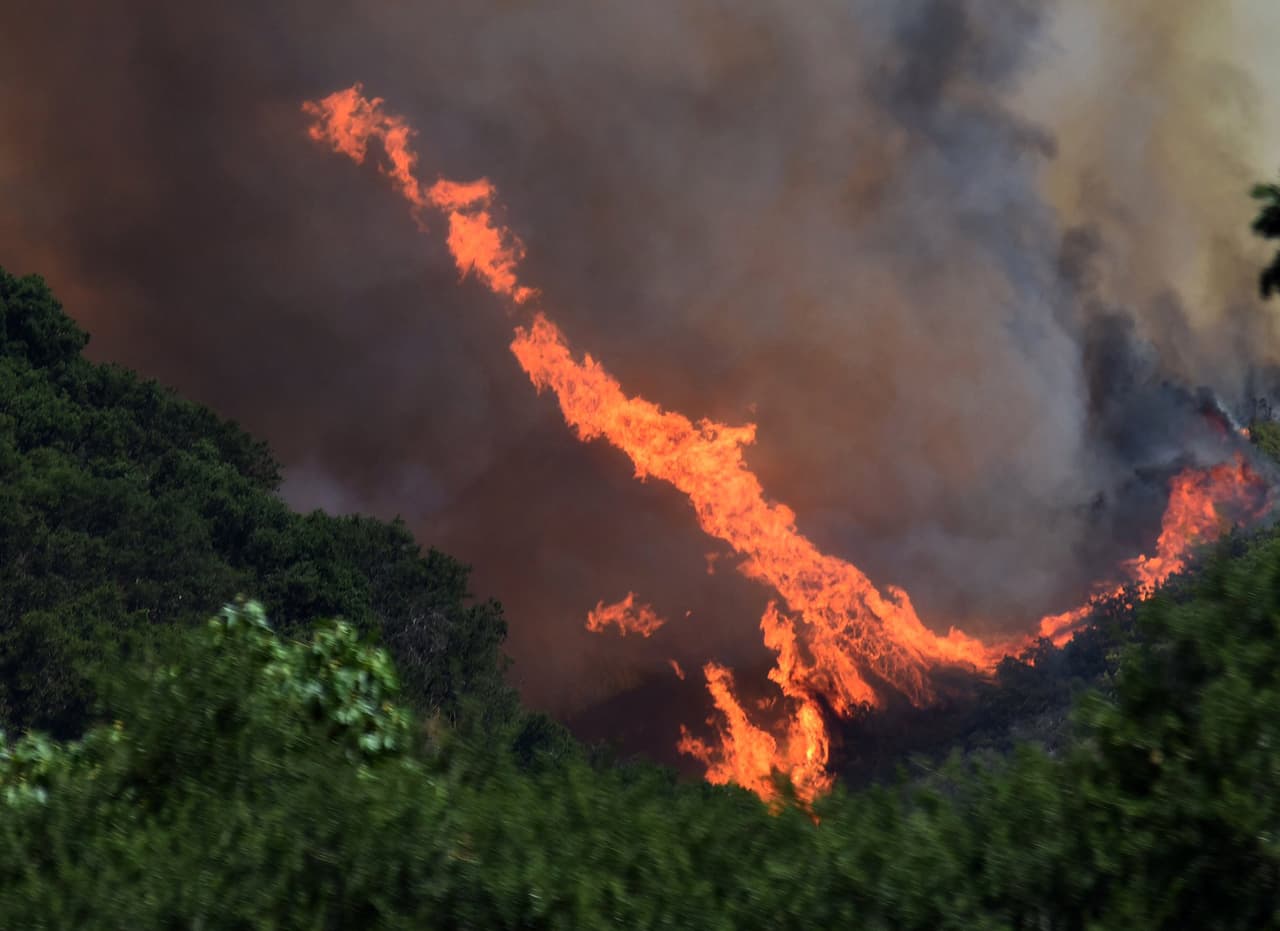 Cientos de personas fueron desalojadas de campamentos en las cercanías de Santa María, California.