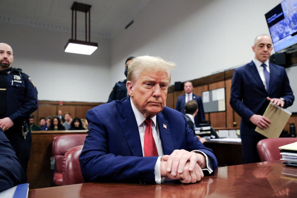 Trump en la sala en que es enjuiciado en Nueva York. (Photo by Curtis Means-Pool/Getty Images)