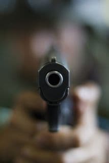 El menor presuntamente comenzó a dispara contra un grupo de jóvenes que compartían en una esquina.   