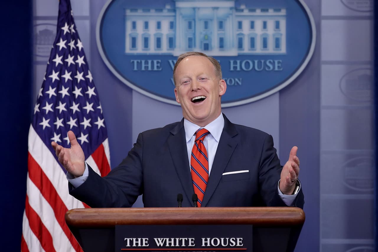 <b>1. Mintió sobre la inauguración de Trump</b>
<br>"La juramentación de Donald Trump fue la de mayor audiencia de la historia", dijo en su momento Sean Spicer, quien a pesar de ser contradecido por varios medios insistió en sus datos alegando que entre la audiencia televisiva de casi 31 millones, y quienes siguieron el evento por transmisiones en vivo de Internet, se superó la marca histórica de la inauguración de Ronald Reagan en 1981.
<br>