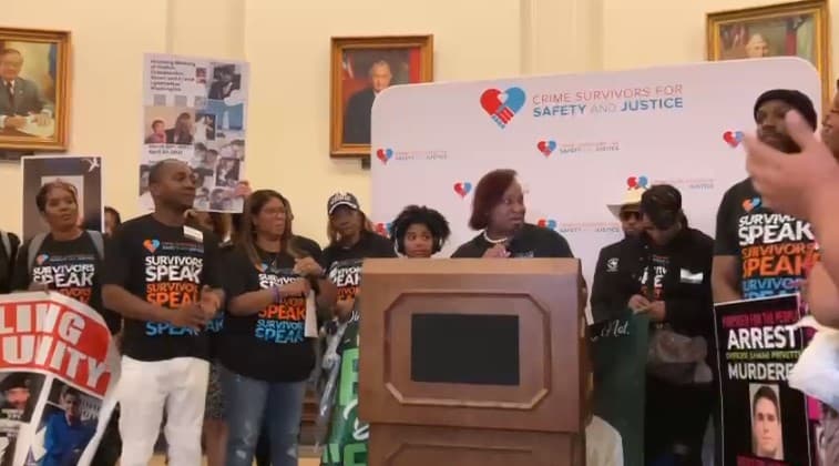 Además, que funcionarios electos incluso apoyen el cierre de expedientes para quienes han ganado casos y proporcionar fondos para el primer centro de recuperación de trauma en Texas.