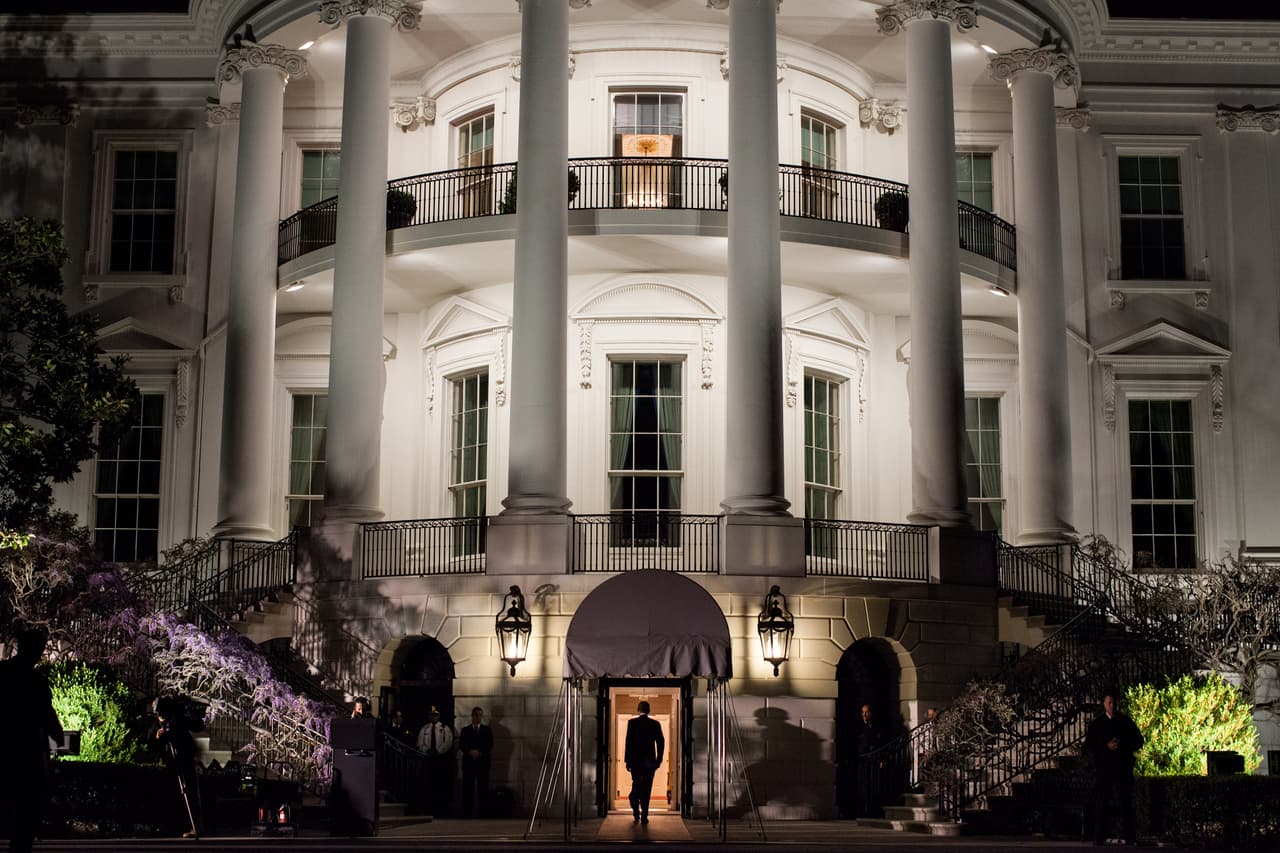 <b>La fachada sur, la entrada de los presidentes.</b> El nombre formal del edificio fue Palacio Presidencial o Mansión Ejecutiva, hasta que en 1902 el presidente Theodore Roosevelt propuso al Congreso el nombre oficial ‘Casa Blanca’. Fotografía del momento en que Barack Obama cruza por la entrada sur, luego de aterrizar en el jardín en el helicóptero 
<i>Marine One</i> en 2012.