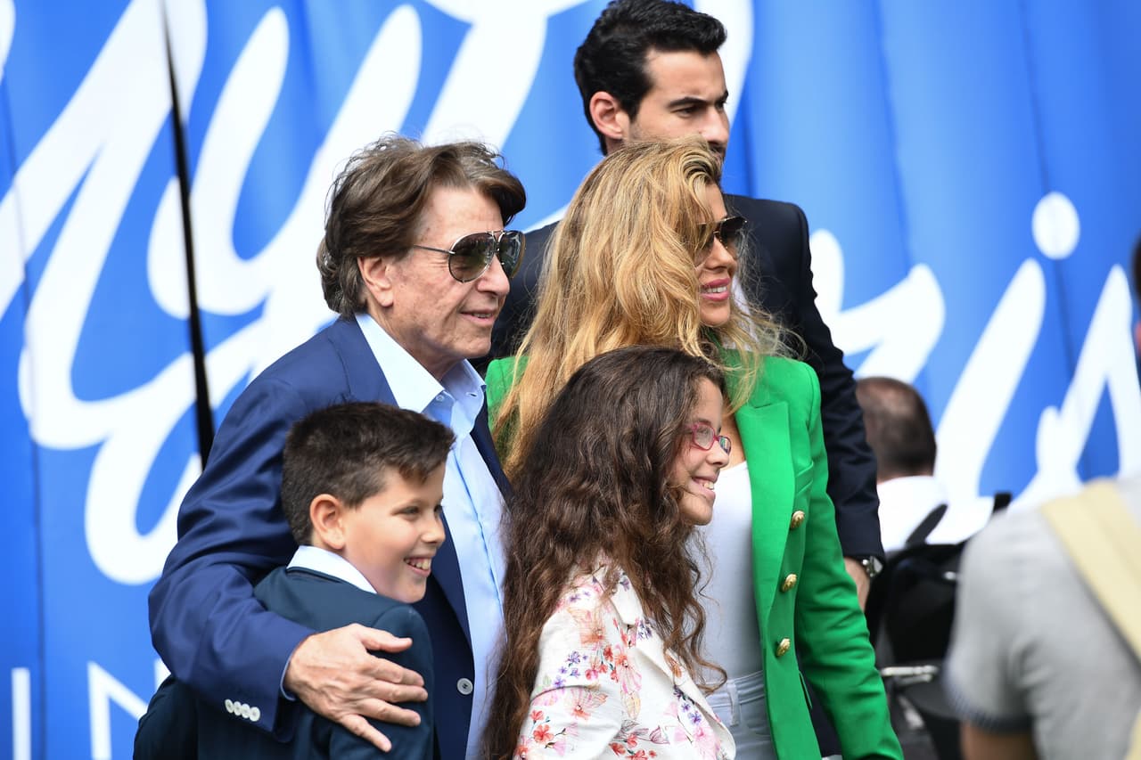 Zahavi tiene en su haber la intermediación en la compra del Chelsea y el traspaso de Rio Ferdinand de Leeds a Manchester United, entre otros, por lo que su trabajo tiene un gran peso.