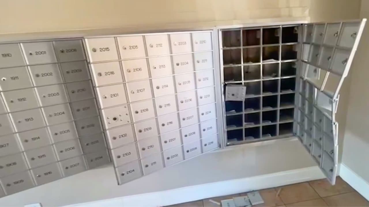 Fotografías muestran los daños sufridos por los buzones de correo postal tras ser vandalizados en un complejo de apartamentos en Dallas.