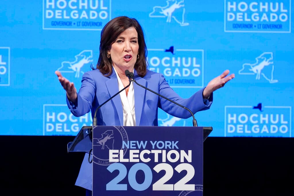 <b>1. Kathy Hochul (demócrata): </b>Se proyecta como la próxima gobernadora del estado de Nueva York. Hochul será 
<b>la primera mujer en ser electa para ese cargo en el estado</b>, ya que aunque hasta ahora estaba ejerciendo como gobernadora lo había hecho 
<a href="https://www.univision.com/noticias/politica/cuomo-acusaciones-acoso-sexual-disculpas-renuncia">en sustitución de su predecesor, Andrew Cuomo, quien renunció</a> por un escándalo de acoso sexual. Hochul era la vicegobernadora y también fue congresita del área de Buffalo.