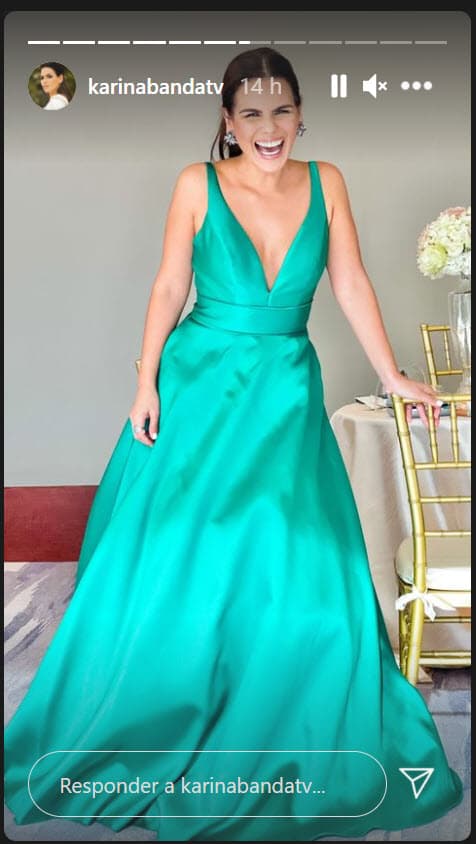 La acompañó con un par de pendientes y un peinado con el cabello elegantemente recogido. 
<br>