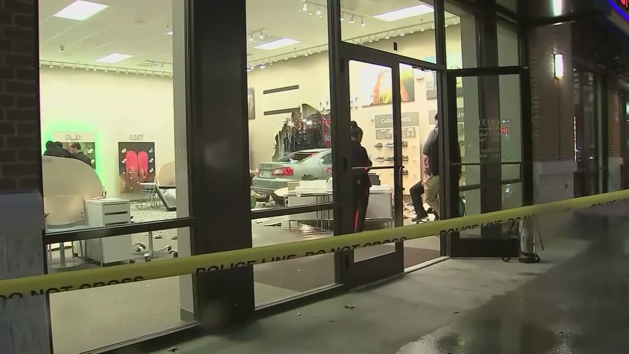 Múltiples personas resultaron heridas luego que conductor chocara contra tienda de zapatos 