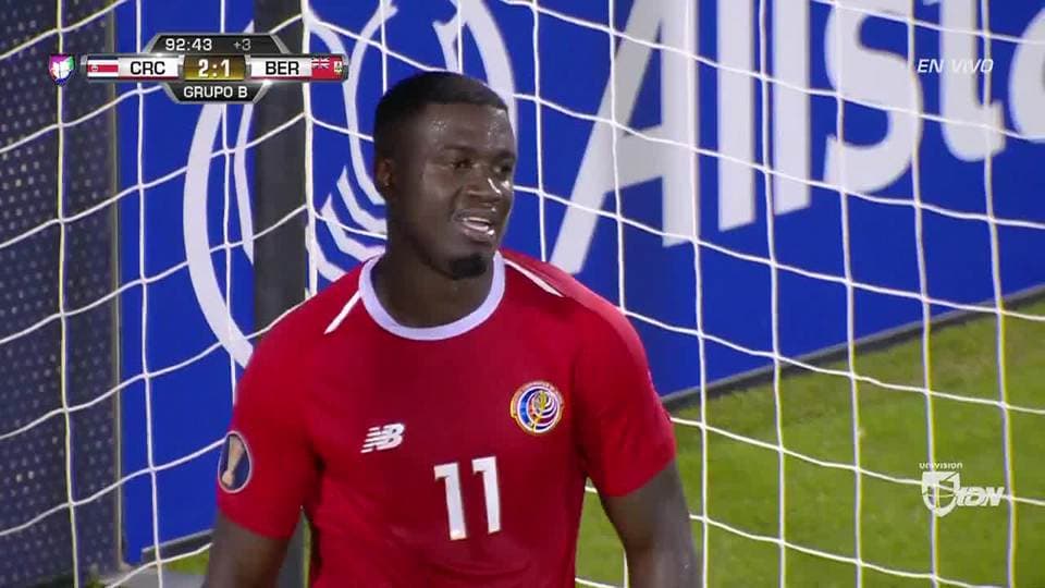 ¡CERCA!. Mayron George disparó que se estrella en el poste.