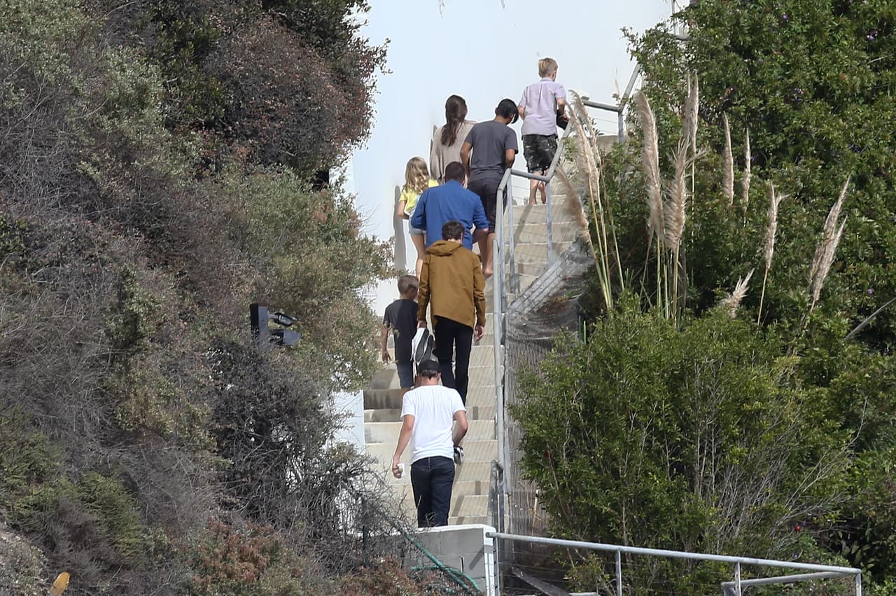 Debe ser difícil para estos niños vivir rodeados de fotógrafos.