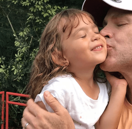 Agregando una pequeña nota para su pequeña, "no te preocupes hijita mía Michelle, que no pienso casarme nunca más".