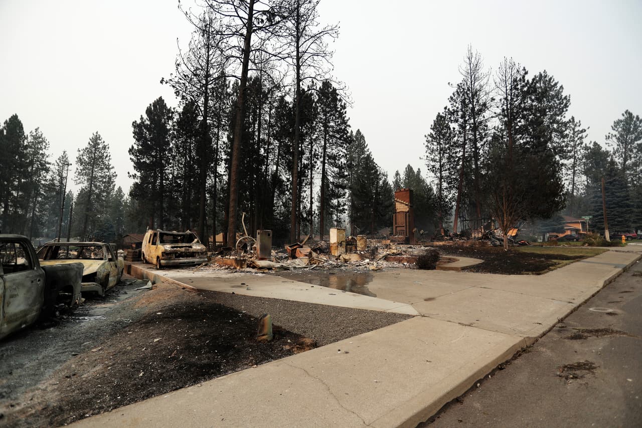 Funcionarios de bomberos informaron que se emitieron citaciones a dos operadores de drones que no estaban autorizados a volar durante los incendios forestales. El domingo se registraron al menos 26 “incursiones de drones” sobre los incendios, añadieron.