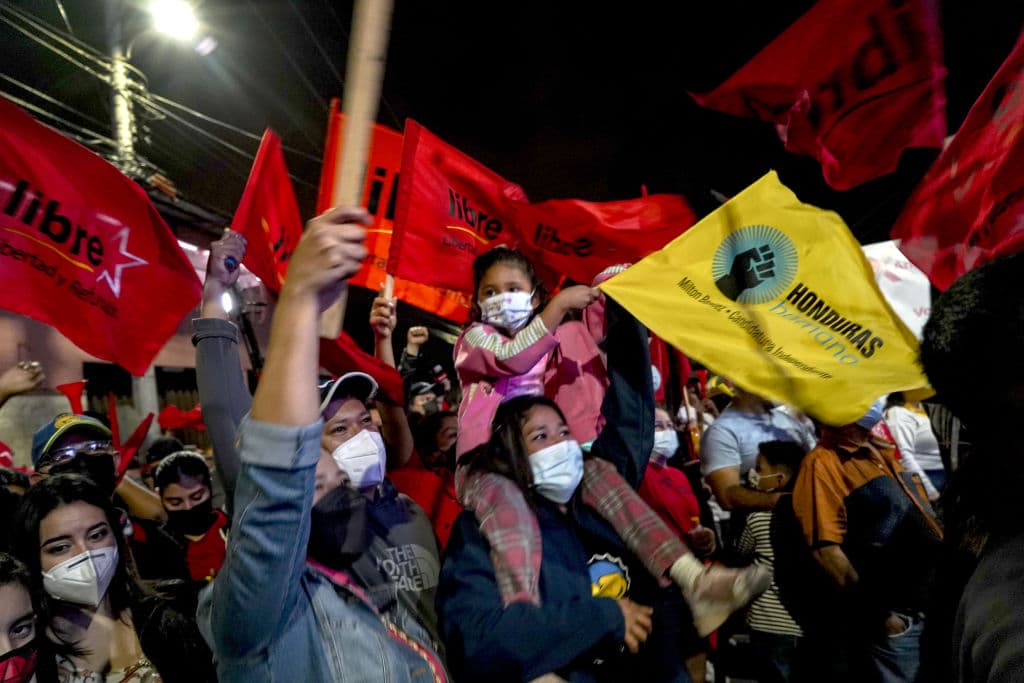 Simpatizantes de la candidata presidencial del Partido Libre, Xiomara Castro, celebran al final de las elecciones generales del 28 de noviembre de 2021 en Tegucigalpa, Honduras.