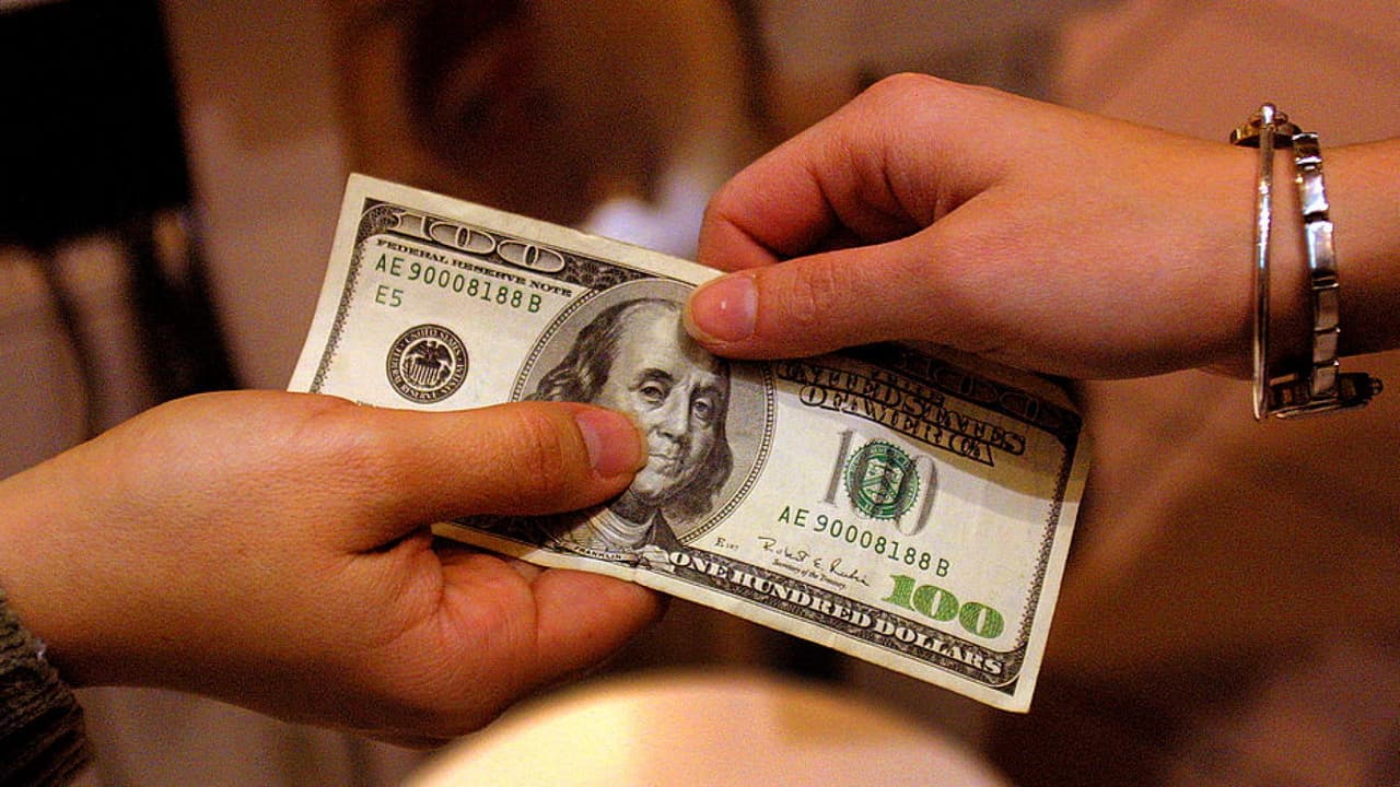 Ayuda económica de 500 dólares para indocumentados, así puedes pedir el dinero a días de que venza el plazo