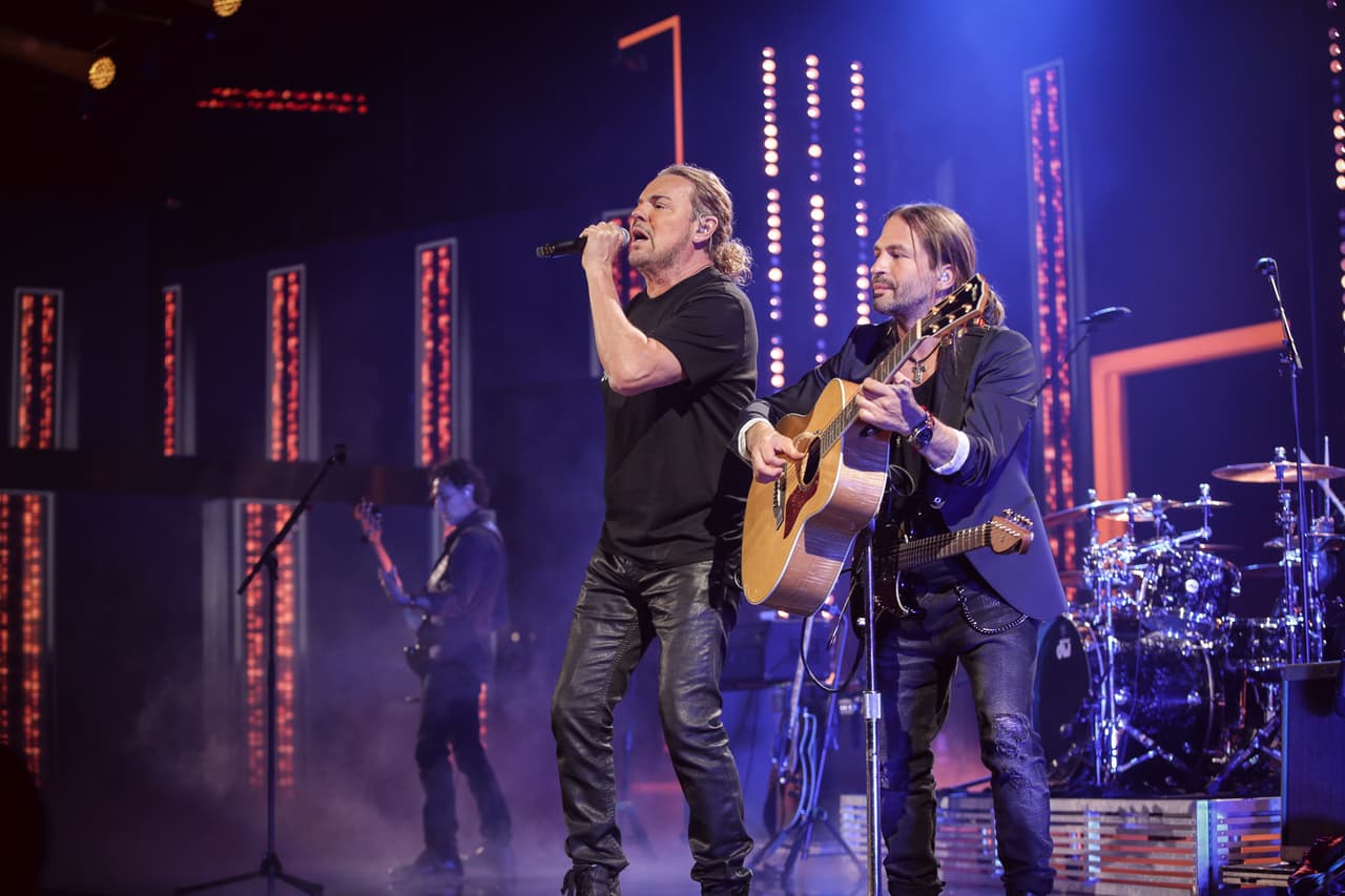 El ritmo de rock llegó en la voz de Fher Olivera y la música de sus compañeros de Maná. El grupo hizo un medley que incluyó algunos de sus éxitos como 'Rayando el sol' y 'Oye mi amor'.