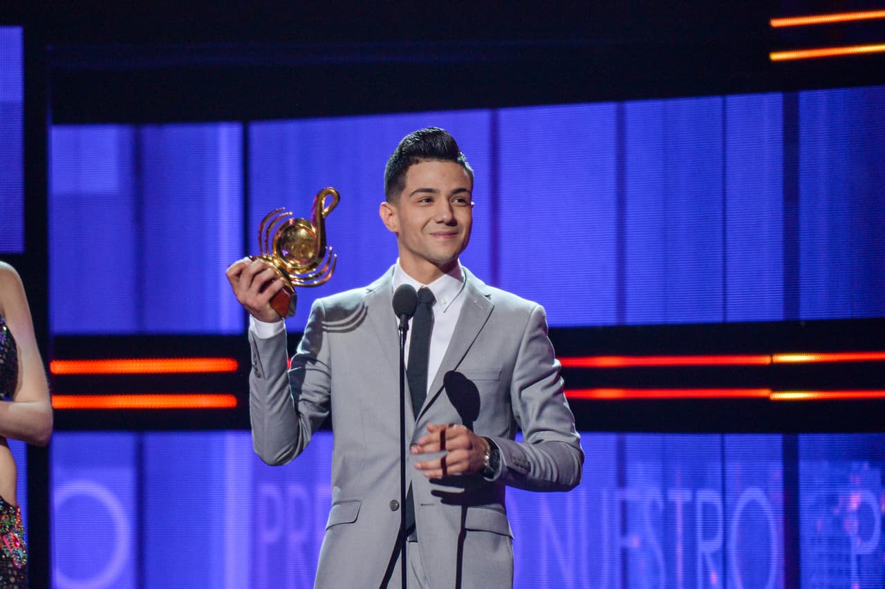 Luis Coronel visiblemente emocionado recibió dos Premios Lo Nuestro en las categorias Regional Mexicano Artista y Álbum del Año, y se los dedicó a su madre.