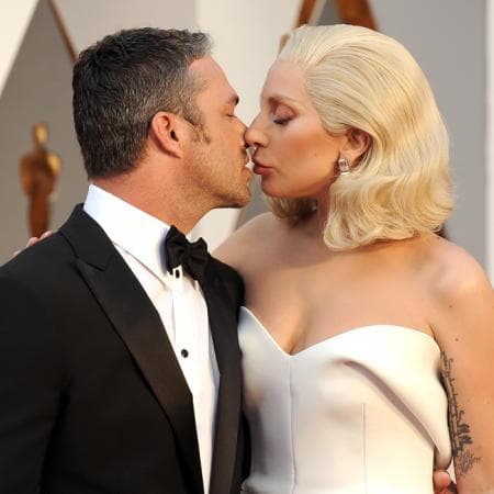 Un día después de que se publicara que la cantante y Kinney habían puesto fin a su relación, la artista confirmó 
<b><a href="https://www.univision.com/entretenimiento/chismes/lady-gaga-aclara-su-situacion-sentimental-con-taylor-kinney" target="_blank">a través de las redes sociales</a></b> que sus apretadas agendas profesionales y la distancia que normalmente les separa fueron los principales causantes de que la pareja haya decidido "tomarse un descanso".