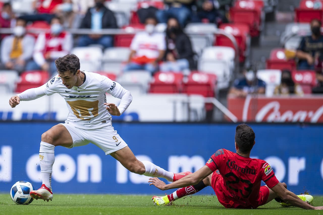 Toluca se impone en su casa 2-1 ante los Pumas de la UNAM, durante las séptima fecha del torneo de Apertura 2021 de la Liga MX. Juan Ignacio Dinneno abrió el marcador al minuto 8' tras cobrar un penal, sin embargo, los 'Diablos Rojos' remontaron con anotaciones de Rubens Sambueza (19') y Alexis Canelo (70').