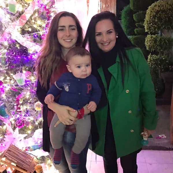 En este sentido, Ariadne Díaz comentó: "Yo, admiro mucho a mi mamá por eso, yo crecí con mis abuelos y con ella. Siempre lo he dicho: admiro muchísimo a las mamás solteras y también a los papás solteros, que son menos, pero también he conocido grandiosos papás que han criado a sus hijos solos".