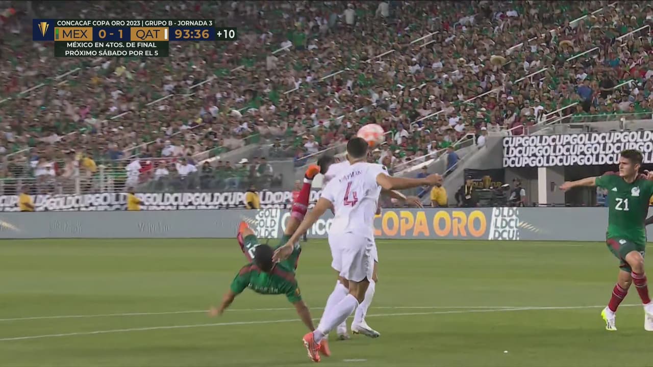 Casi golazo de chilena... pero Henry se la entrega al portero