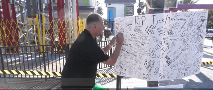 Familiares de Sampson pidieron justicia y exigieron el cierre de la atracción de ICON Park. Todos los que llegaban firmaban la petición.