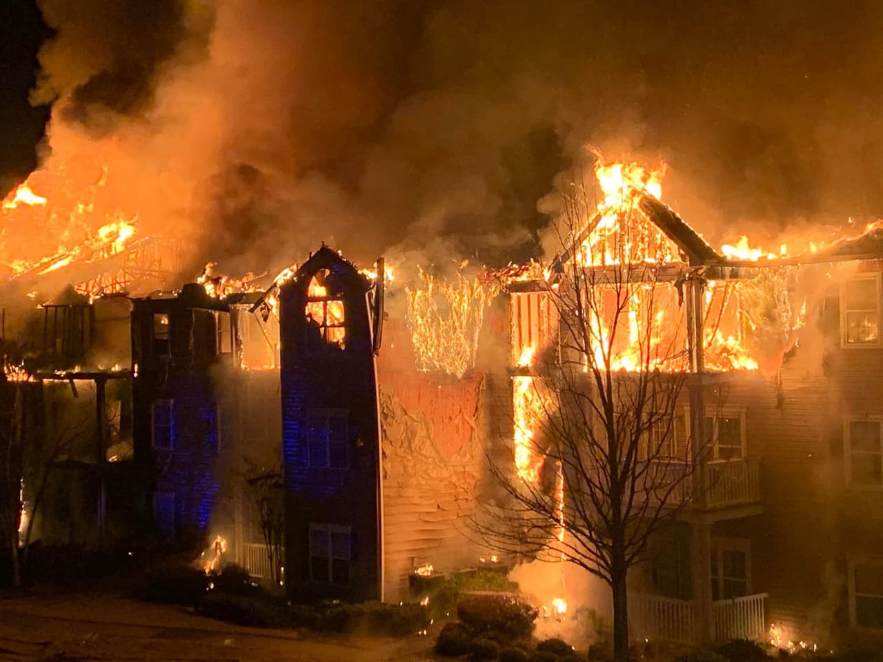 Un voraz incendio destruyó un edificio completo en el complejo de apartamento Coldwater Creek en Warner Robins.