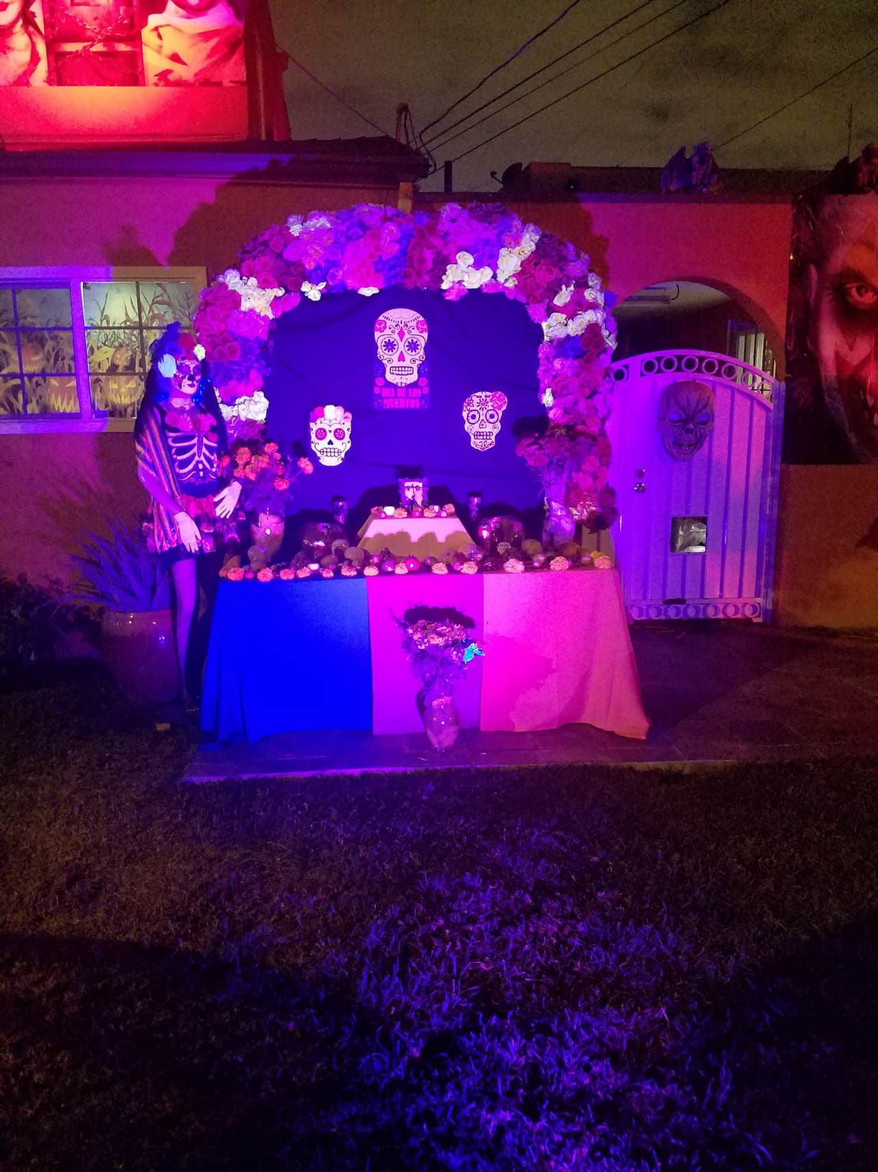 Las tradiciones del Día de los Muertos también forman parte de la decoración y la casa de ‘espantos’ incluye este colorido altar.
