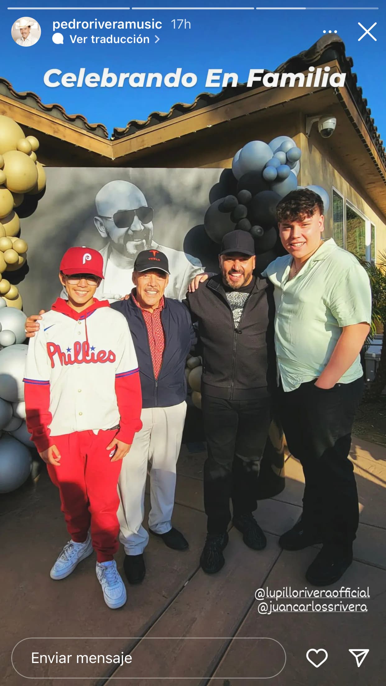 A Lupillo también lo acompañó su padre, don Pedro Rivera, quien con mucho entusiasmo lo felicitó en Instagram: "La pasamos bien en la celebración de 50 años de mi 'little boy'". 
<br>