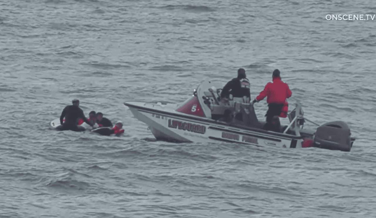 El operativo de rescate de al menos 16 personas se realizó en casi media hora en medio de advertencia por fuerte oleaje de acuerdo con el pronóstico para la zona costera del sur de California.