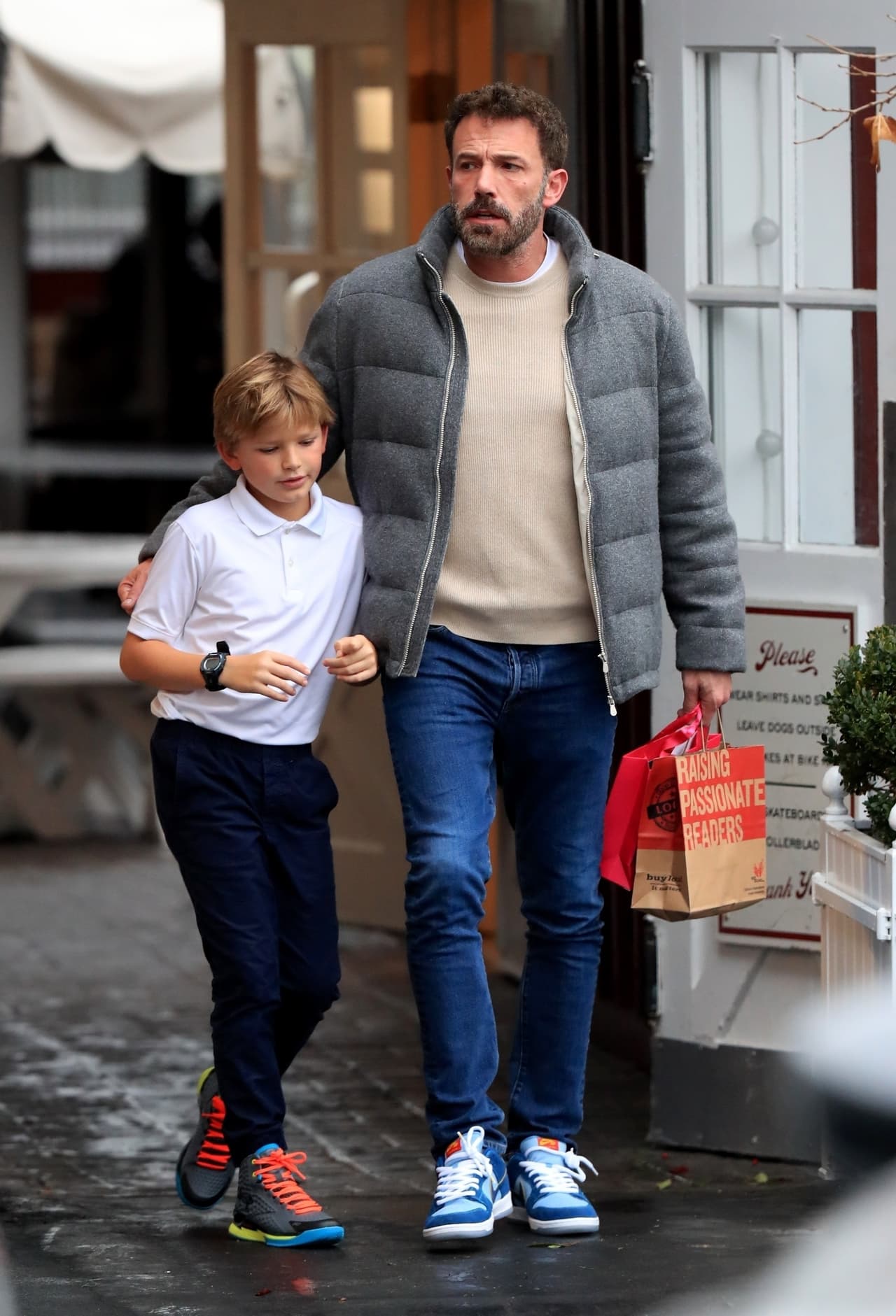 Se le vio muy cariñoso junto a su retoño, mientras lo tomaba por la espalda para caminar con él. 
<br>