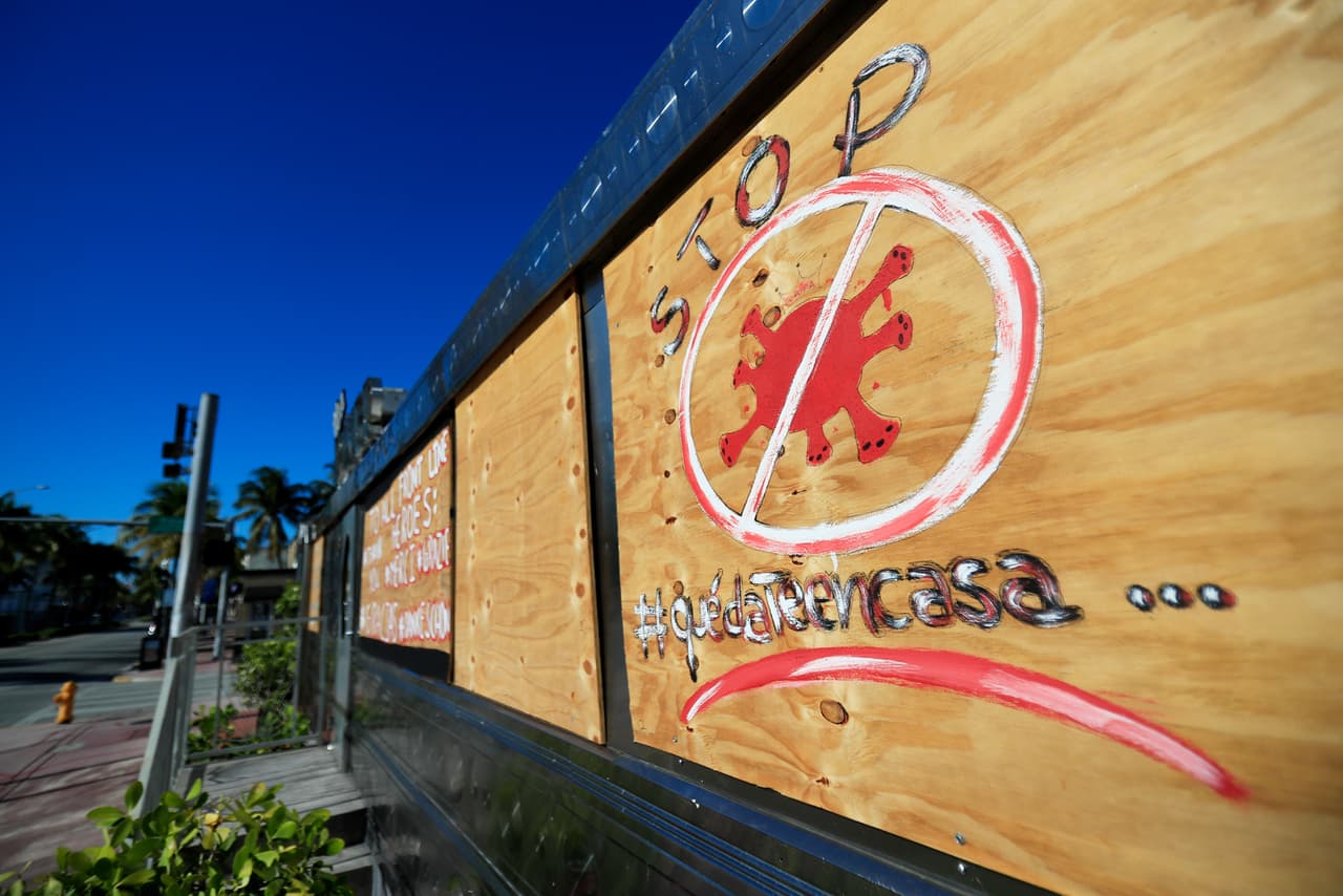 Aquí el mensaje se da en español, con uno de los hashtags más utilizados durante la pandemia del covid-19. "Quédate en casa".